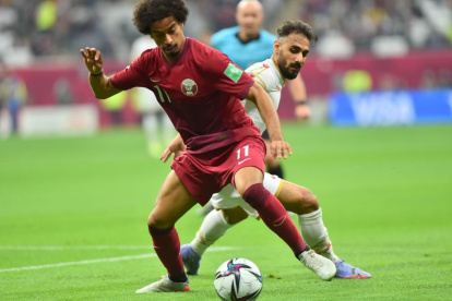 Akram Afif, del club catarí Al-Sadd, puede jugar por ambas bandas. Con su selección registra 24 goles en 83 partidos.