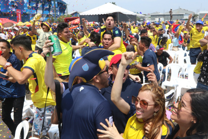 RECORRIDO DE HINCHAS VIENDO EL PARTIDO, EN GUAYAQUIL...FD: MIGUEL CANALES....25-11-2022 ag-periodistas
