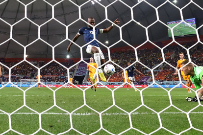 Enner Valencia (C) en el momento de anotar el 1-1 en el partido ante Países Bajos