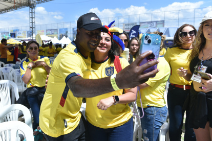 Édison Méndez fue el más buscado por los aficionados para tomarse fotografías.