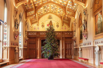 El árbol de seis metros de altura guarda los colores preferidos de Isabel II.