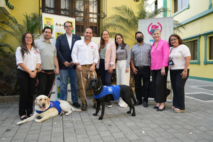 Guayaquil. Los dos perros labradores, tras terminar el entrenamiento de dos años.
