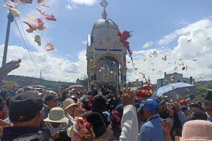Quisapincha. Hombres y mujeres lanzan flores a sus santos locales.