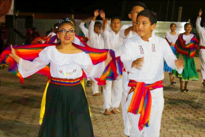 Celebración. Estudiantes participan de los festejos.