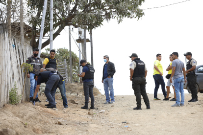 Guayaquil. Investigadores de diferentes unidades de la Policía Nacional acudieron al sitio del suceso.