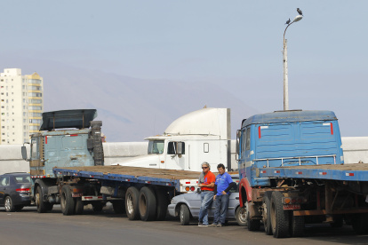 Camioneros esperan en Santiago (Chile), en una fotografía de archivo. EFE/Alex Díaz
