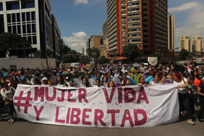Venezuela.  Mujeres, con alas y pintura de mariposas alusivas a la libertad, participan de una marcha para alzar su voz en contra de la violencia a la mujer en el marco de la celebración del "25N", Día Internacional de la Eliminación de la Violencia contra las Mujeres, hoy en Caracas (Venezuela). EFE/ Miguel Gutiérrez