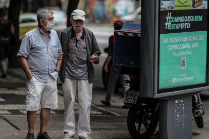 Un adulto mayor ayuda a caminar a un anciano, en Río de Janeiro (Brasil), en una fotograía de archivo. EFE/ Antonio Lacerda