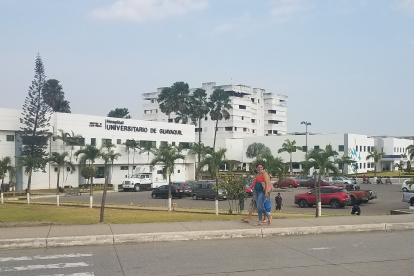 Dos usuarias salen del área de consulta externa del Hospital Universitario, ubicado en la vía Perimetral.