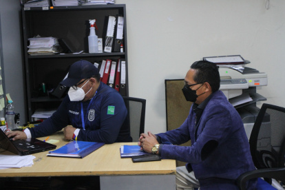 Postulación. El abogado Luis Lagla fue uno de los que se presentó la tarde del viernes del 25 de noviembre para inscribirse.