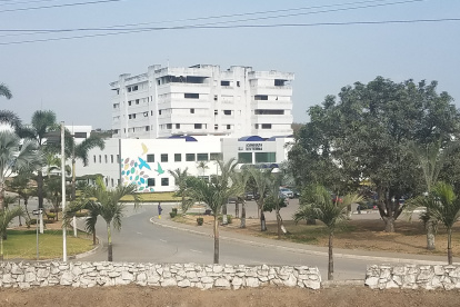 Vista del Hospital Universitario de Guayaquil donde se aprecian algunas áreas sin utilizar.