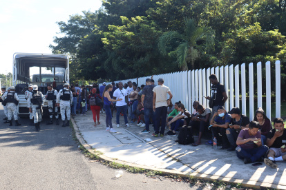 Migrantes hacen fila para intentar resolver su situación migratoria a las afueras del módulo de atención provisional ubicado en el parque ecológico, hoy, en Tapachula (México).