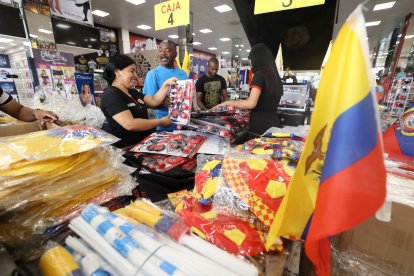 LOS LAMACENES DE JUGUETE SE PREPARAN PARA LAS VENTAS DE NAVIDAD JUGUETON, PELUCAS Y POSTIZO Y ESTUARDO SANCHEZ LLENAN SU LOCAL DE JUGUETES 7 DE NOVIEMBRE DEL 2022 GUAYAQUIL-ECUADOR