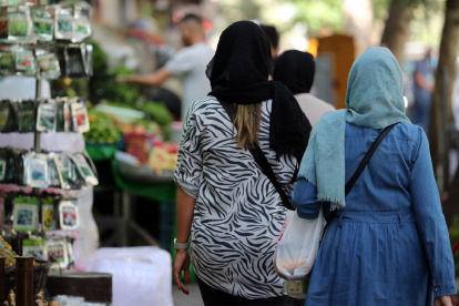 Mujeres iraníes pasean por el centro de Teheran. EFE/EPA/ABEDIN TAHERKENAREH