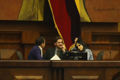 La vicepresidenta del Legislativo, Marcela Holguín (d), presidió la sesión del 24 de noviembre de 2022.