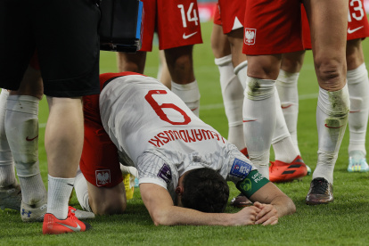 Robert Lewandowski de Polonia celebra el 2-0 durante el partido de fútbol entre Polonia y Arabia Saudí en Estadio de Ciudad de la Educación en Doha
