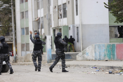 Los especialistas armados de la Policía Nacional rodean el lugar. Tienen fusiles y evitan el acceso de personas.