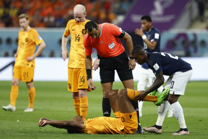 Los árbitros, durante el Mundial, procuran descontar todo el tiempo posible.