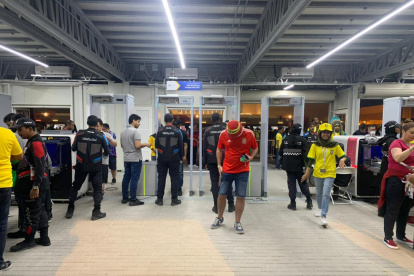 Los aficionados tienen que seguir al pie de la letra los requerimientos de los policías para poder ingresar a los escenarios deportivos con la finalidad de observar los encuentros de la Copa del Mundo.