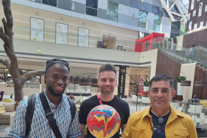 Juan Carlos Bustamante, hincha del combinado nacional, aprovechó para tomarse una foto con Enner Valencia, goleador de la Tri.