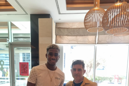 El entusiasta seguidor lojano, en una gráfica con el defensa del combinado nacional Félix Torres, a quien felicitó por su accionar.