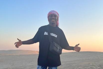 El volante ecuatoriano Moisés Caicedo disfruta de un momento de relax en el desierto de Catar.