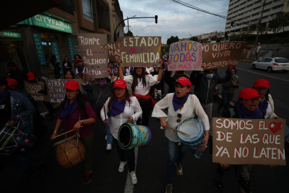 Grupos de mujeres marchan con motivo del Día Internacional por la Eliminación de la Violencia contra la Mujer hoy, en Quito (Ecuador)