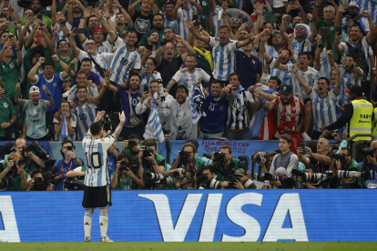 Lionel Messi (i) de Argentina celebra un gol en un partido de la fase de grupos del Mundial de Fútbol Qatar 2022 entre Argentina y México en el estadio de Lusail