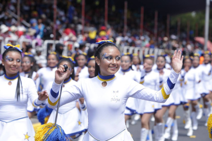 Una bastonera del Colegio Mejía participa de los eventos programados por las fiestas de Quito
