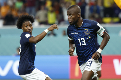 Enner Valencia (d), delantero tricolor, será recibido por sus familia en Esmeraldas con su plato preferido.