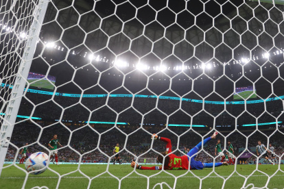 Guillermo Ochoa (abajo) portero de México recibe un gol de Lionel Messi Argentina hoy, en un partido de la fase de grupos del Mundial de Fútbol Qatar 2022 entre Argentina y México en el estadio de Lusail (Catar).