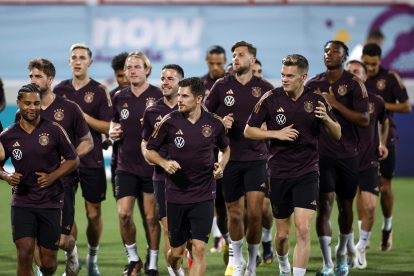 Jugadores de Alemania participan en un entrenamiento de su selección en Doha.