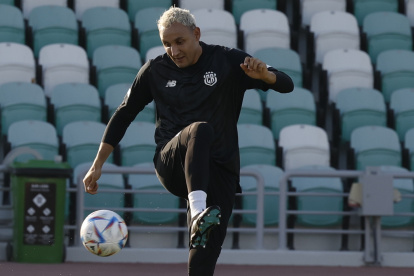 El portero de Costa Rica, Keylor Navas, participa en un entrenamiento de su conjunto nacional en el marco del Mundial de Fútbol Qatar 2022.