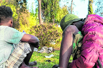 Dos de los menores entrevistados en un parque de Rabat.