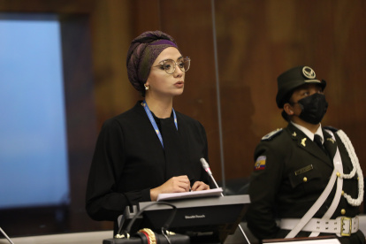 Correísta. Jhajaira Urresta, la reina del parlamentarismo iletrado, se dispone a destrozar el texto de su discurso que, como siempre, lleva escrito.