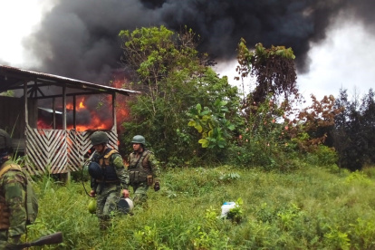 Destrucción. La infraestructura ilegal hallada en la zona de frontera fue incinerada.