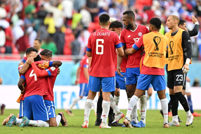 Los jugadores de Costa Rica celebran después del partido de fútbol del grupo E de la Copa Mundial de la FIFA 2022 entre Japón y Costa Rica