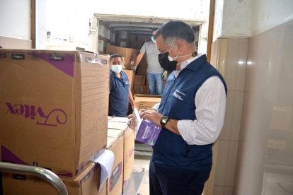 El exgerente Luis Daniel Calle Loffredo durante la entrega de insumos para el hospital.