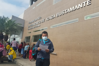 Víctor Bailón, padre de un paciente infantil, entregó una  carta al Hospital del Niño para pedir que le vuelvan a dar a su hijo la medicina anterior.