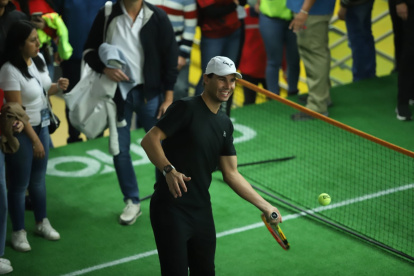 Nadal demostró su calidad con varios golpes de su raqueta, incluso cuando se retiraba la chaqueta