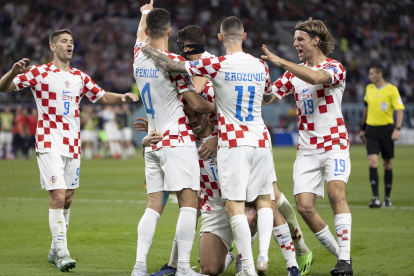 Los jugadores de Croacia celebran la ventaja de 2-1 durante el partido de fútbol del grupo F de la Copa Mundial de la FIFA 2022 entre Croacia y Canadá