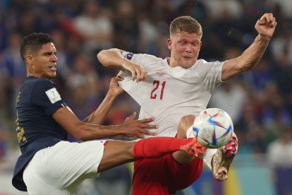 Raphael Varane (i) es una de las figuras de la selección francesa.