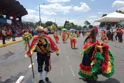 Fiestas. La gente asistió masivamente a los desfiles, pese a que en las inmediaciones hubo problemas de congestión vehicular.