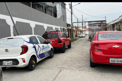 Los carros parqueados obstaculizan el ingreso y salida de los residentes de Samanes 5.