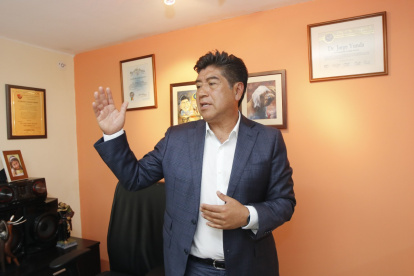 Busca ser electo nuevamente alcalde de Quito, cargo que ocupó entre el 14 de mayo de 2019 y el 29 de septiembre de 2021, luego de obtener el 21,3 % de apoyo popular en las elecciones seccionales. Fue destituido con los votos de 14 integrantes del Consejo Metropolitano de la capital. También fue asambleísta por el extinto movimiento Alianza PAIS y es médico de profesión.