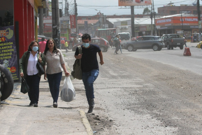 Nube gris. Los vehículos que circulan por esta gran avenida levantan polvo. Los transeúntes intentan esquivarlo con el uso de la mascarilla, pero en unos casos es inevitable inhalarlo.