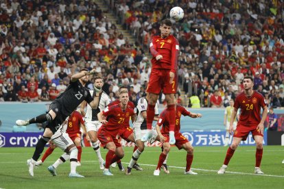 Álvaro Morata de España va por un cabezazo durante el partido de fútbol del grupo E de la Copa Mundial de la FIFA 2022 entre España y Alemania