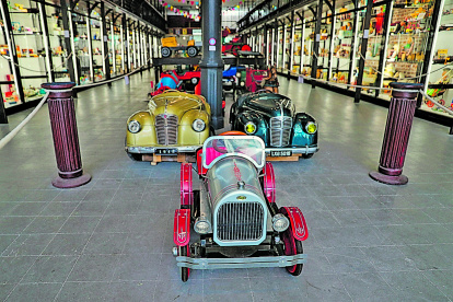 La acumulación de tantos artefactos y la presión de su círculo cercano lo llevaron a abrir el museo.