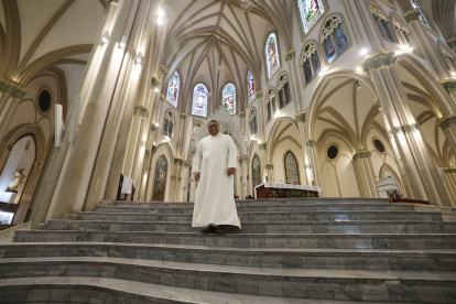 El padre Francisco Sojos busca hacer brillar la capilla del Santísimo y de ahí extender su mantenimiento a la Catedral.