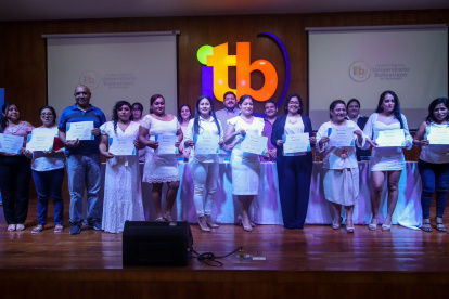 Evento.- Algunos de los graduados en habilidades productivas.